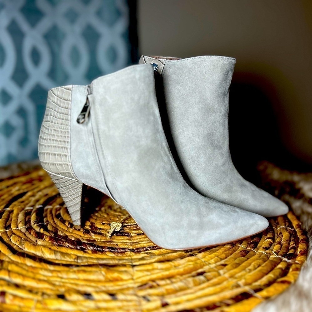 Women’s Size 9.5 Booties Heels Pointed Toe Gray Snake Print Leather Loise et Cie